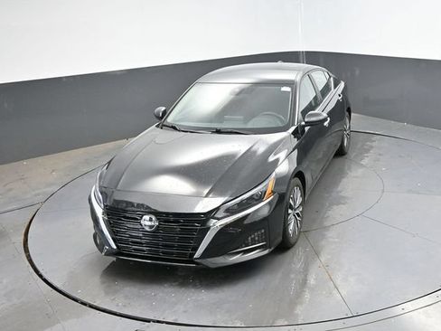 Used 2025 Nissan Altima 2.5 SV FWD image 40