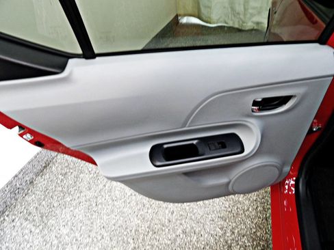 Used 2014 Toyota Prius C Two image 9