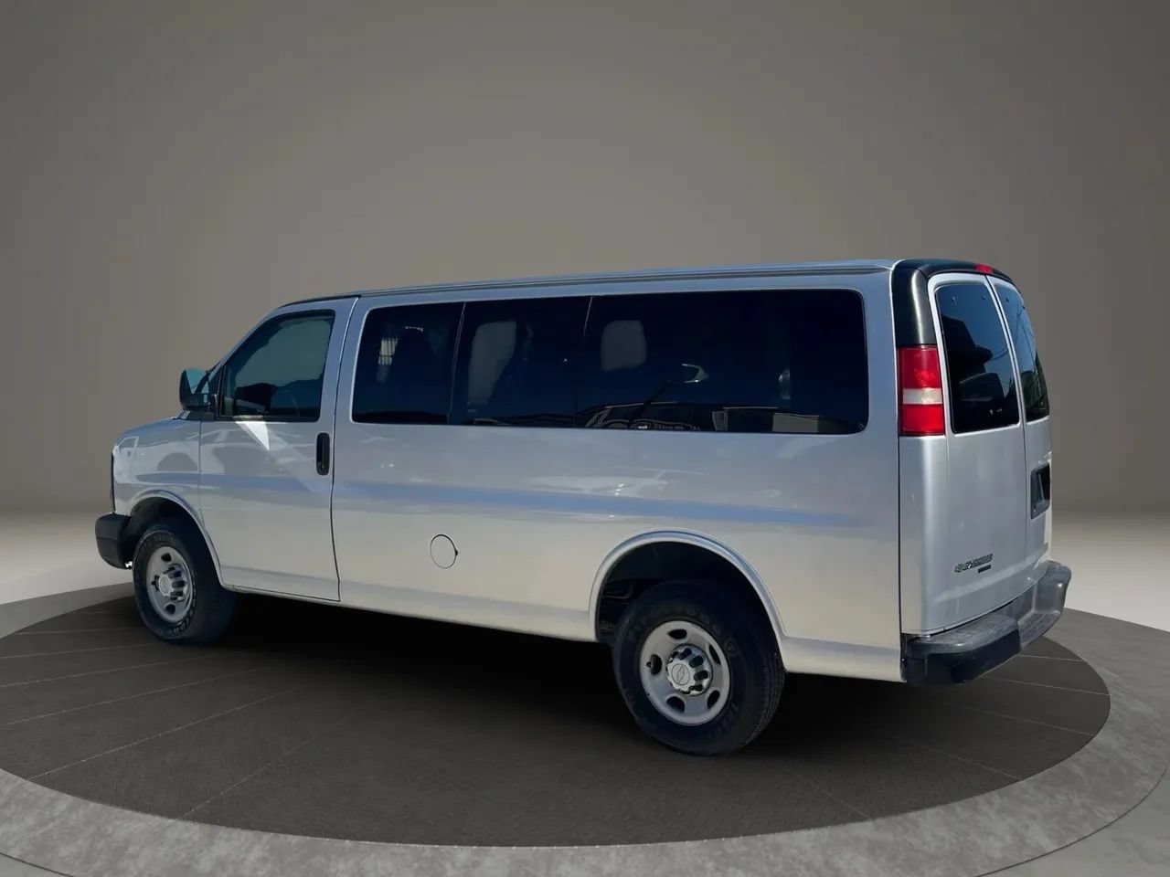 Used 2016 Chevrolet Express 2500 LS RWD image 4