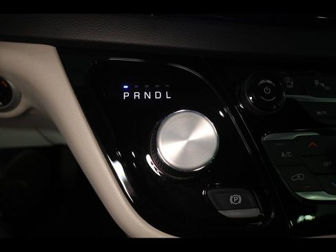 Used 2023 Chrysler Pacifica Touring-L FWD image 15