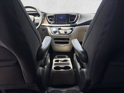 Used 2017 Chrysler Pacifica Touring w/ Tire & Wheel Group FWD image 18