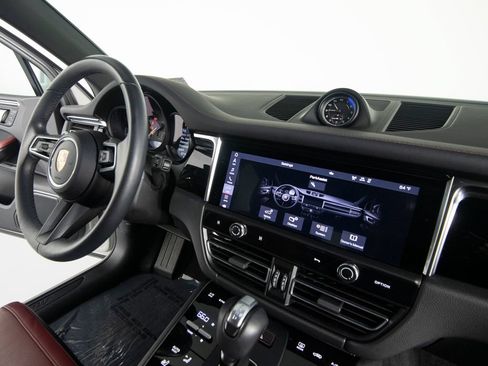 Certified 2025 Porsche Macan AWD/4WD image 33