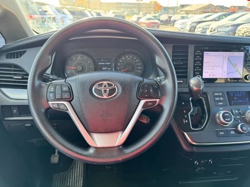 Used 2018 Toyota Sienna SE Premium image 13