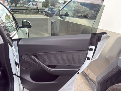 Used 2021 Tesla Model Y Long Range AWD/4WD image 17