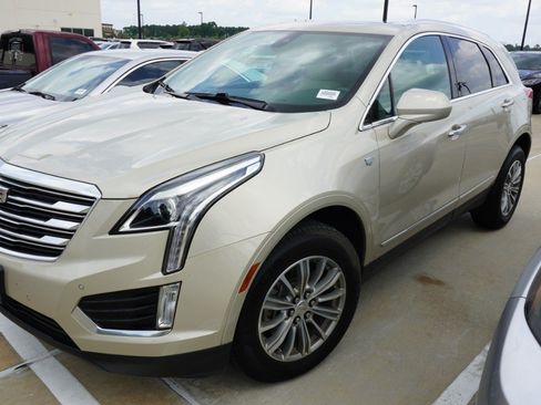 Used 2017 Cadillac XT5 Luxury w/ Driver Awareness Package FWD image 4