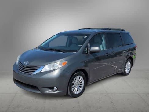 Used 2014 Toyota Sienna XLE FWD image 4