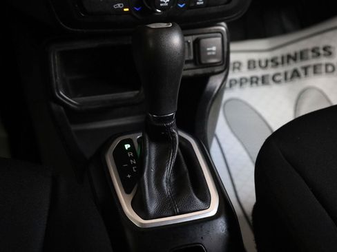 Used 2018 Jeep Renegade Latitude w/ UConnect 8.4 Nav Group FWD image 39