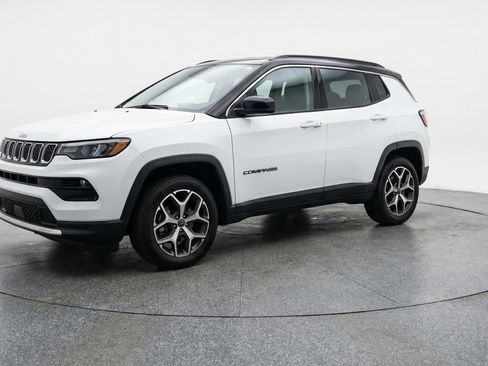 Used 2025 Jeep Compass Limited image 3