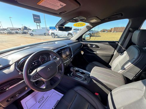 Used 2023 Chevrolet Traverse RS image 11