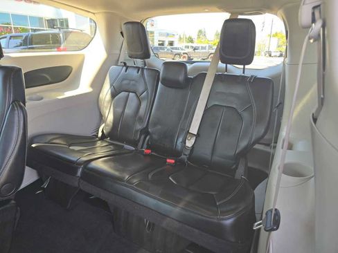 Used 2023 Chrysler Pacifica Touring-L FWD image 17