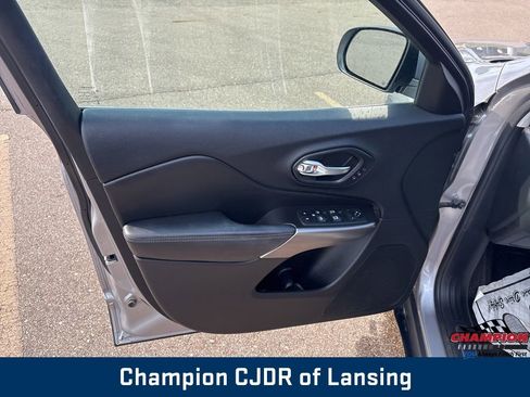 Used 2020 Jeep Cherokee Limited image 18