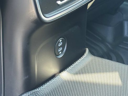 Used 2022 Porsche Macan AWD/4WD image 28