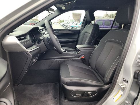 Certified 2025 Jeep Grand Cherokee Laredo X w/ Luxury Tech Group I image 31