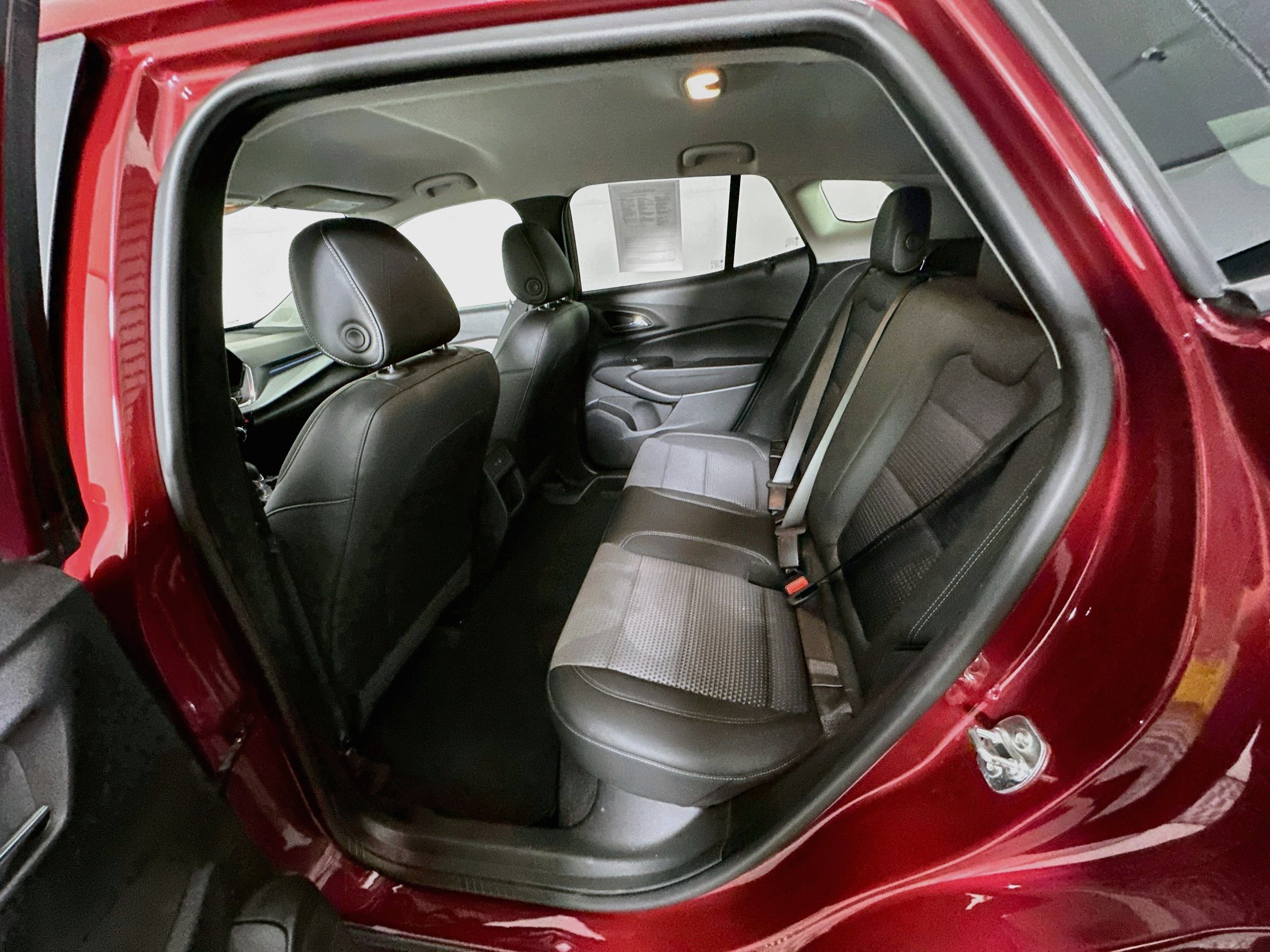 Used 2025 Chevrolet Trax LT FWD image 26