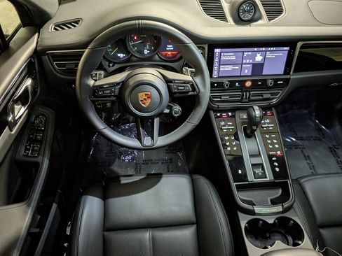 Certified 2026 Porsche Macan AWD/4WD image 6