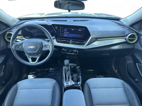 Used 2025 Chevrolet Trax LT w/ Driver Confidence Package FWD image 24