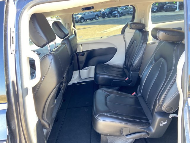 Used 2023 Chrysler Pacifica Touring-L FWD image 47