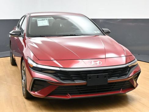 Used 2025 Hyundai Elantra Sport FWD image 4