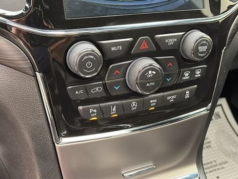 Certified 2022 Jeep Grand Cherokee Laredo X AWD/4WD image 18