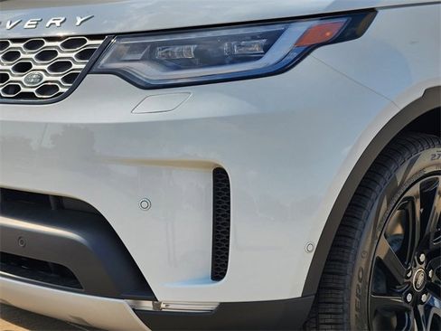 Used 2025 Land Rover Discovery S image 5