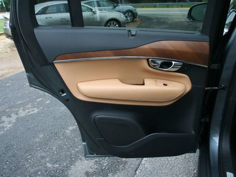 Used 2017 Volvo XC90 T6 Inscription w/ Vision Package image 40