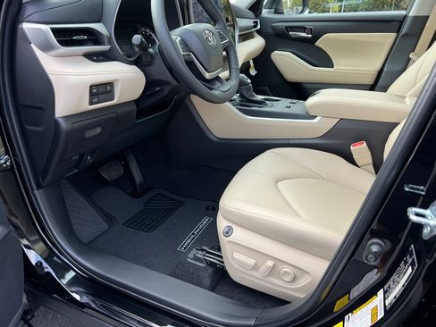 New 2025 Toyota Highlander XLE FWD image 9