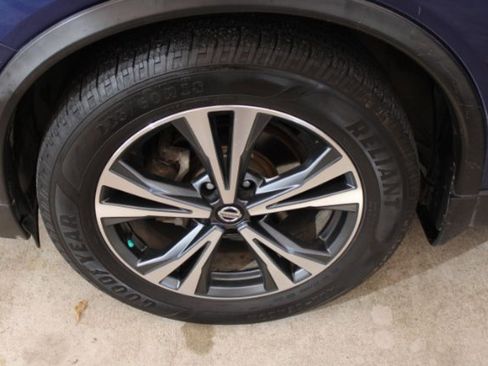 Used 2018 Nissan Rogue SL w/ Premium Package image 19