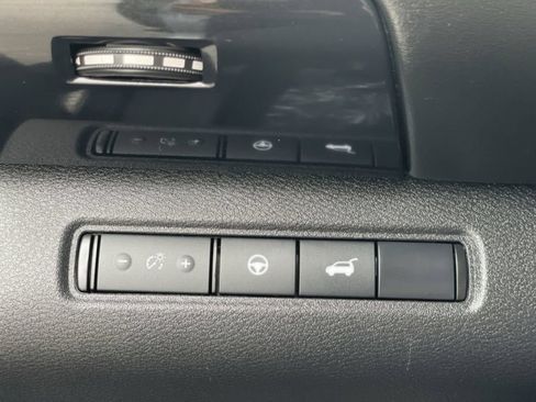 Used 2025 Nissan Pathfinder SV AWD/4WD image 38