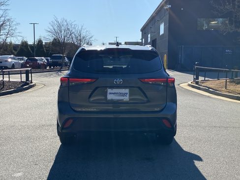 Used 2022 Toyota Highlander XLE image 17