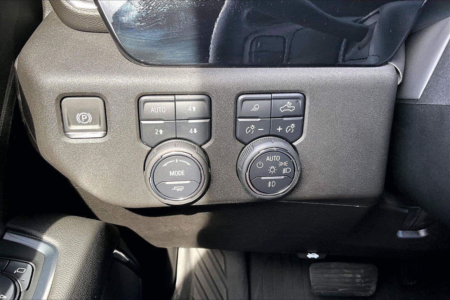 Used 2025 Chevrolet Silverado 3500 LT w/ Leather Package AWD/4WD image 37