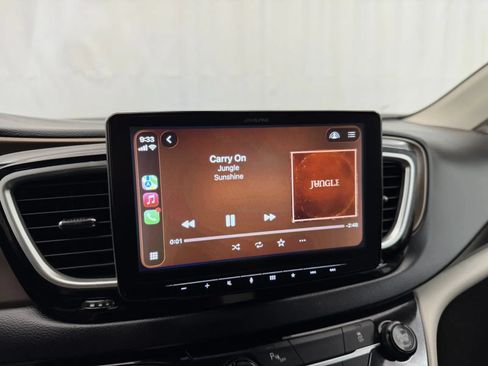 Used 2017 Chrysler Pacifica Touring-L FWD image 19