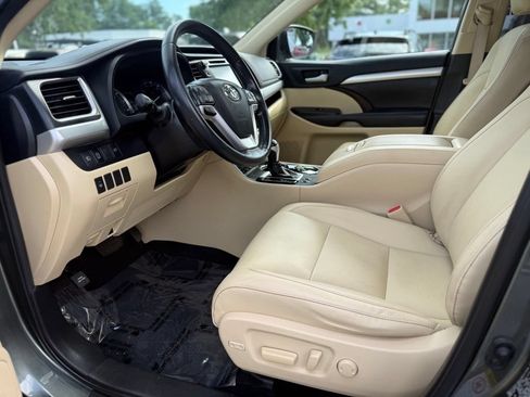 Used 2019 Toyota Highlander XLE w/ Carpet Mat Package (TMS) AWD/4WD image 15