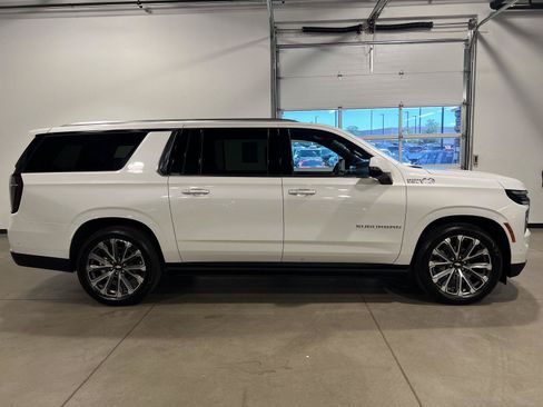 Used 2025 Chevrolet Suburban High Country AWD/4WD image 2