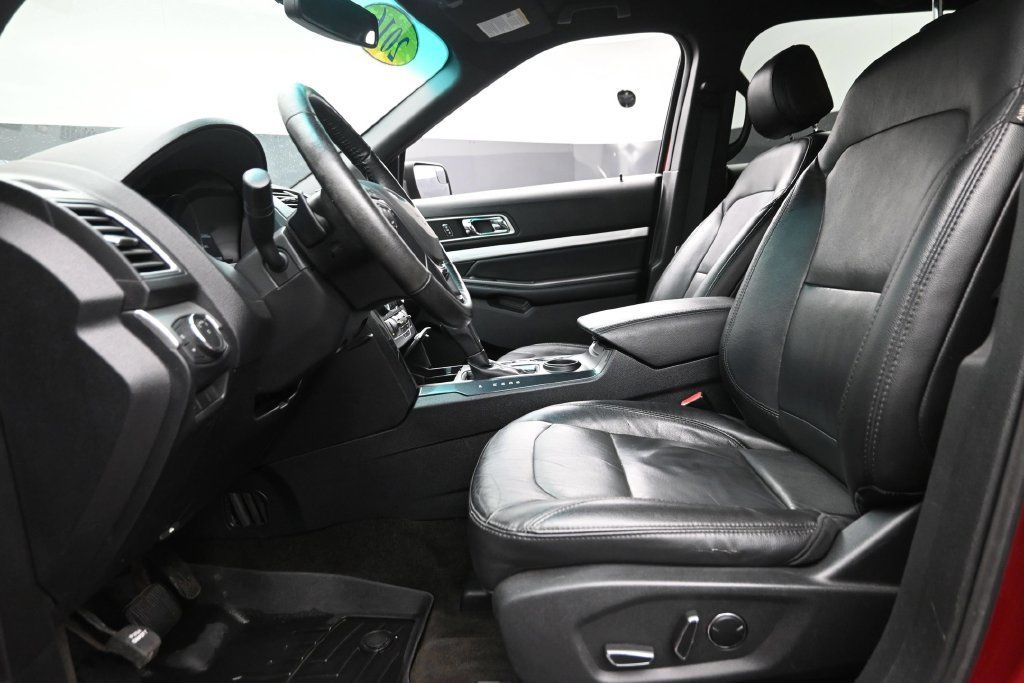 Used 2016 Ford Explorer XLT w/ Equipment Group 202A FWD image 17