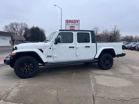 Used 2022 Jeep Gladiator Sport image 3
