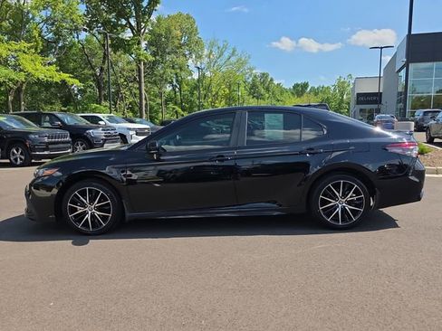 Used 2023 Toyota Camry SE FWD image 2