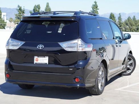 Used 2018 Toyota Sienna SE image 6