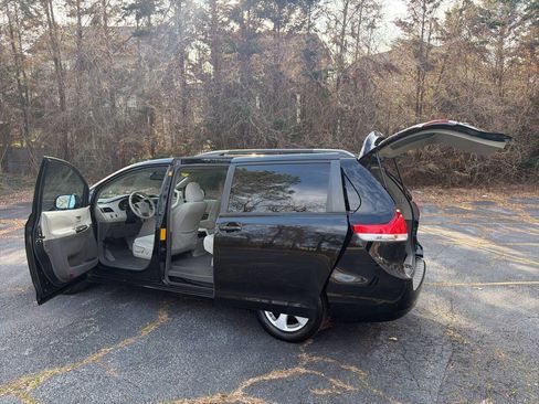 Used 2011 Toyota Sienna LE FWD image 25