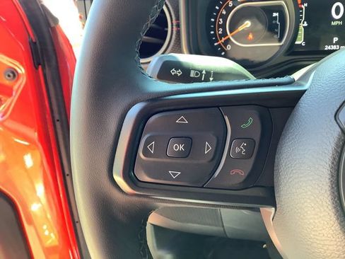 Used 2025 Jeep Wrangler Unlimited Rubicon w/ Convenience Group AWD/4WD image 13