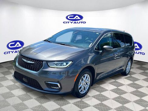Used 2023 Chrysler Pacifica Touring-L FWD image 10