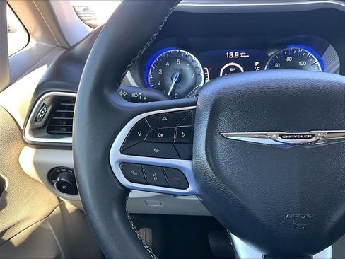 Used 2024 Chrysler Pacifica Touring-L FWD image 12