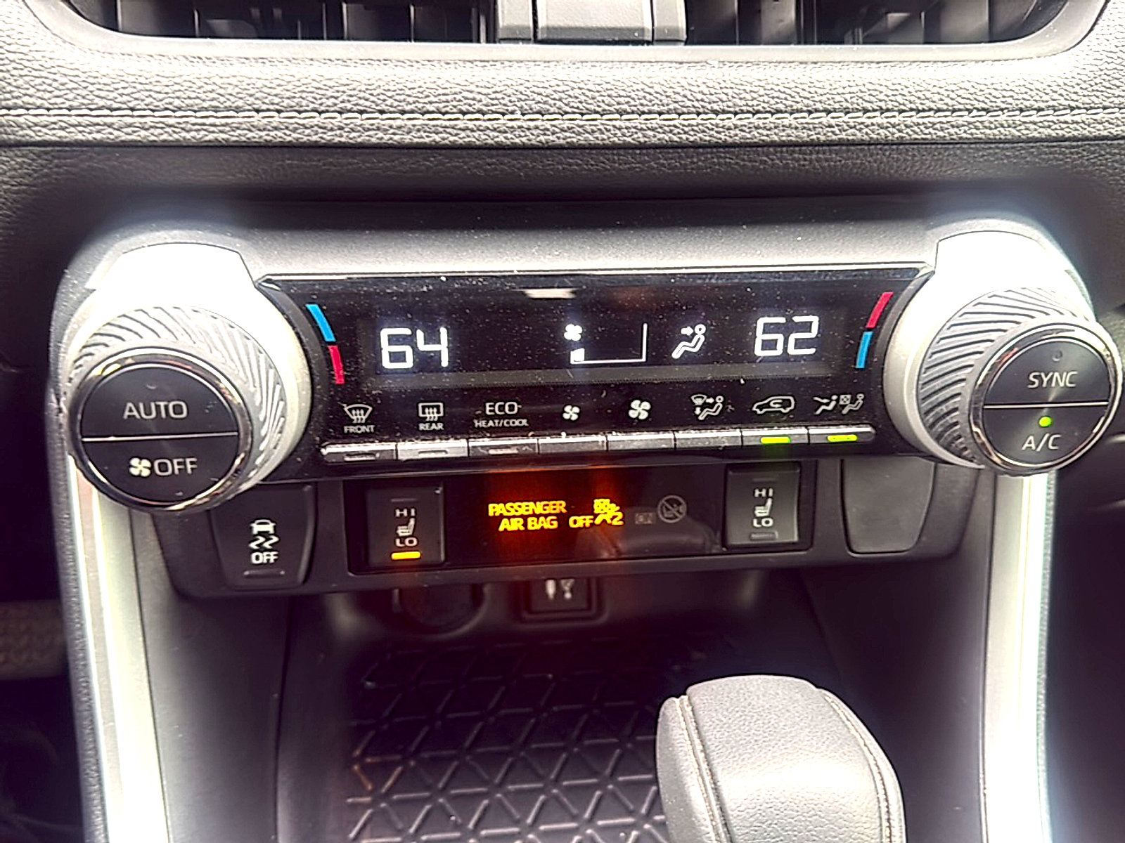 Used 2019 Toyota RAV4 XLE w/ Convenience Package FWD image 8