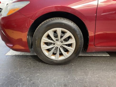 Used 2015 Toyota Camry LE image 10