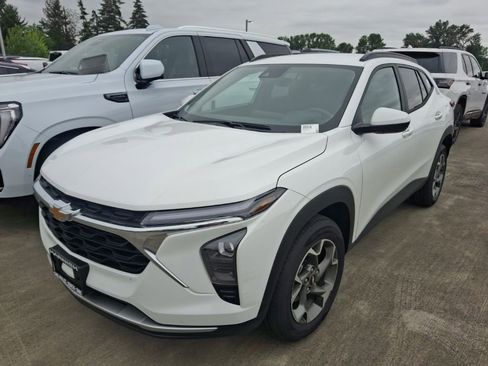 Used 2026 Chevrolet Trax LT FWD image 1