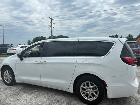 Used 2024 Chrysler Pacifica Touring-L FWD image 12