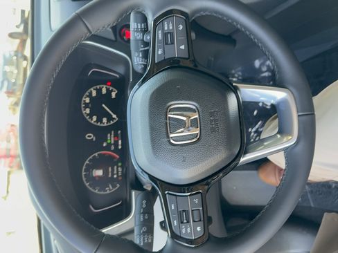 Used 2025 Honda Pilot Touring image 13