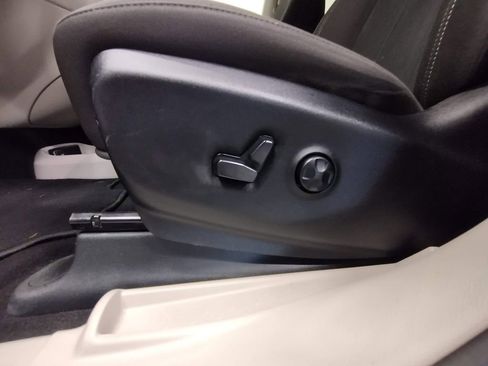 Used 2023 Chrysler Voyager LX image 22