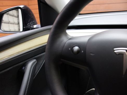 Used 2022 Tesla Model Y Long Range image 14