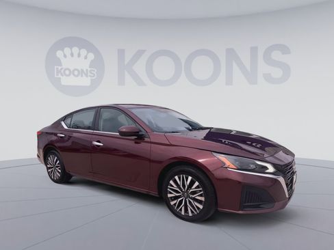 Used 2023 Nissan Altima 2.5 SV image 2