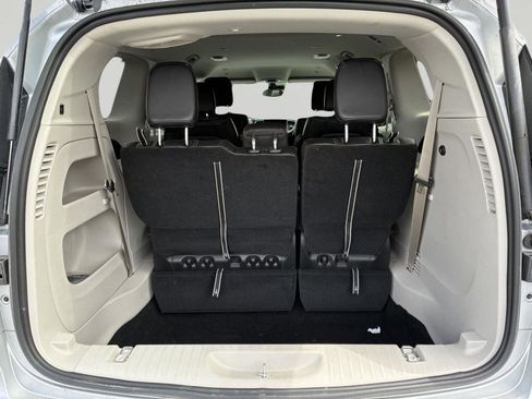 Used 2024 Chrysler Pacifica Touring-L FWD image 11
